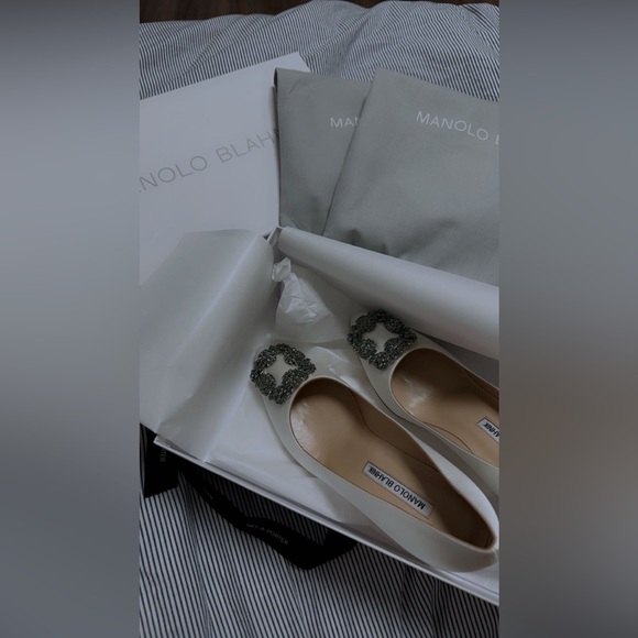 Manolo Blahnik Hangisi 70MM Crystal Buckle Satin Pumps white, size 36 - Picture 6 of 8